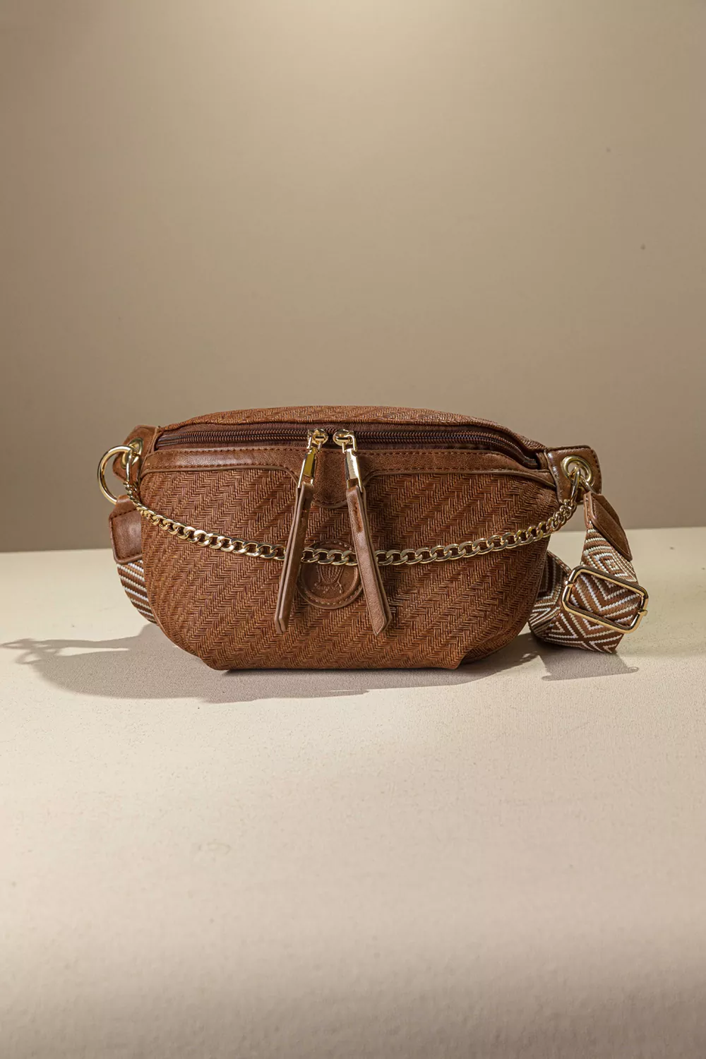 Τσάντα μέσης με χρυσή διακοσμητική αλυσίδα Τσάντα μέσης με χρυσή διακοσμητική αλυσίδα