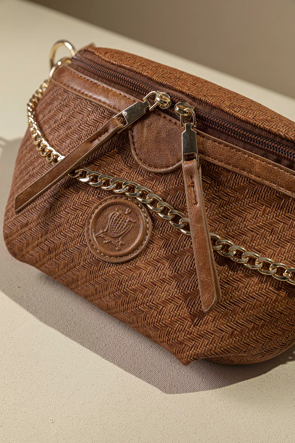 Τσάντα μέσης με χρυσή διακοσμητική αλυσίδα Τσάντα μέσης με χρυσή διακοσμητική αλυσίδα