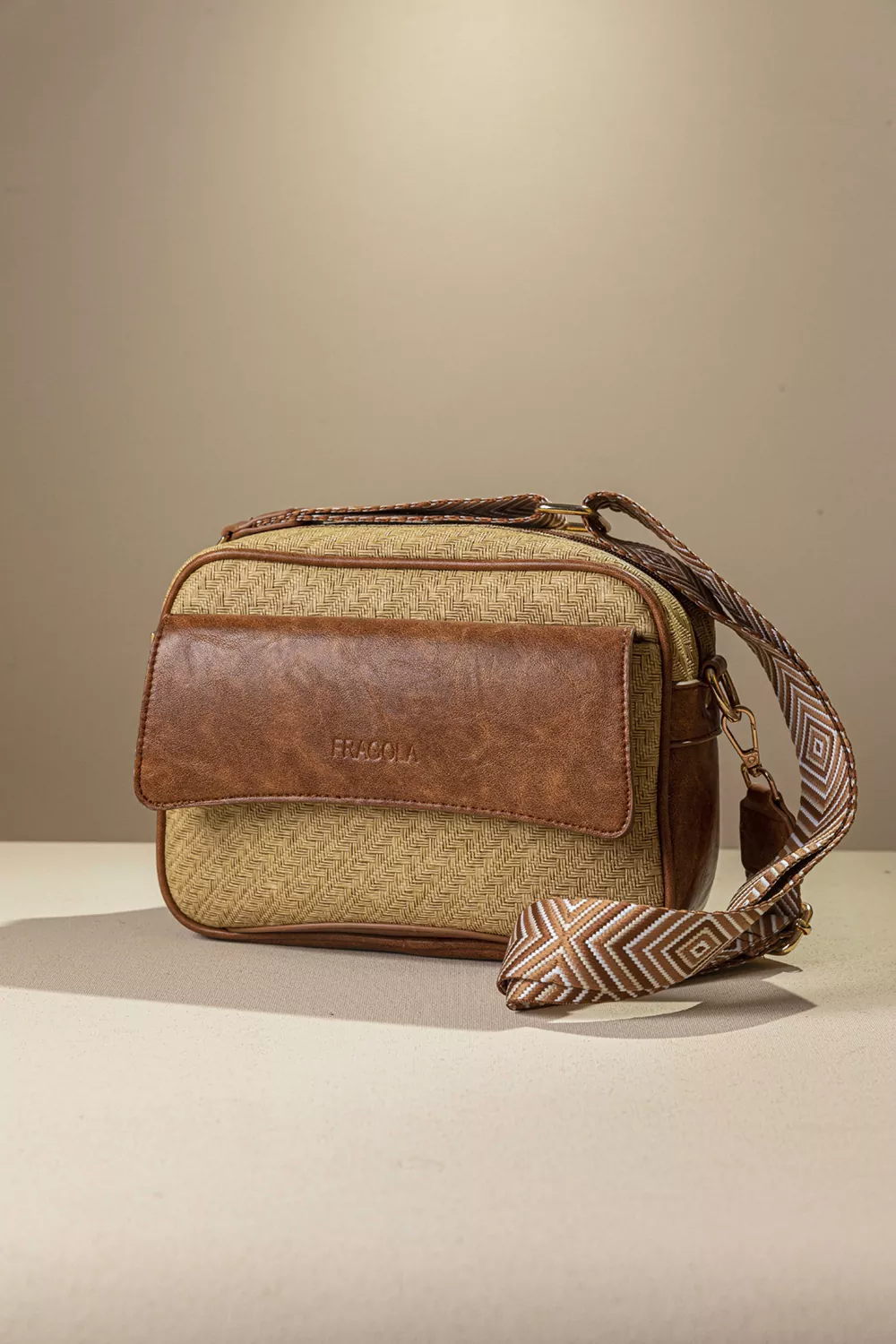 Τσαντα χιαστί με μπροστινή θήκη με καπάκι