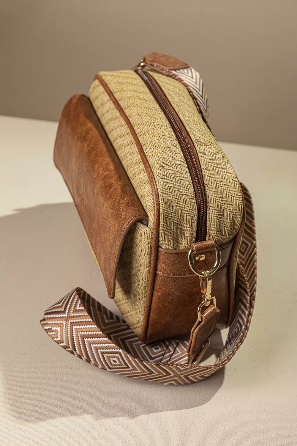 Τσαντα χιαστί με μπροστινή θήκη με καπάκι