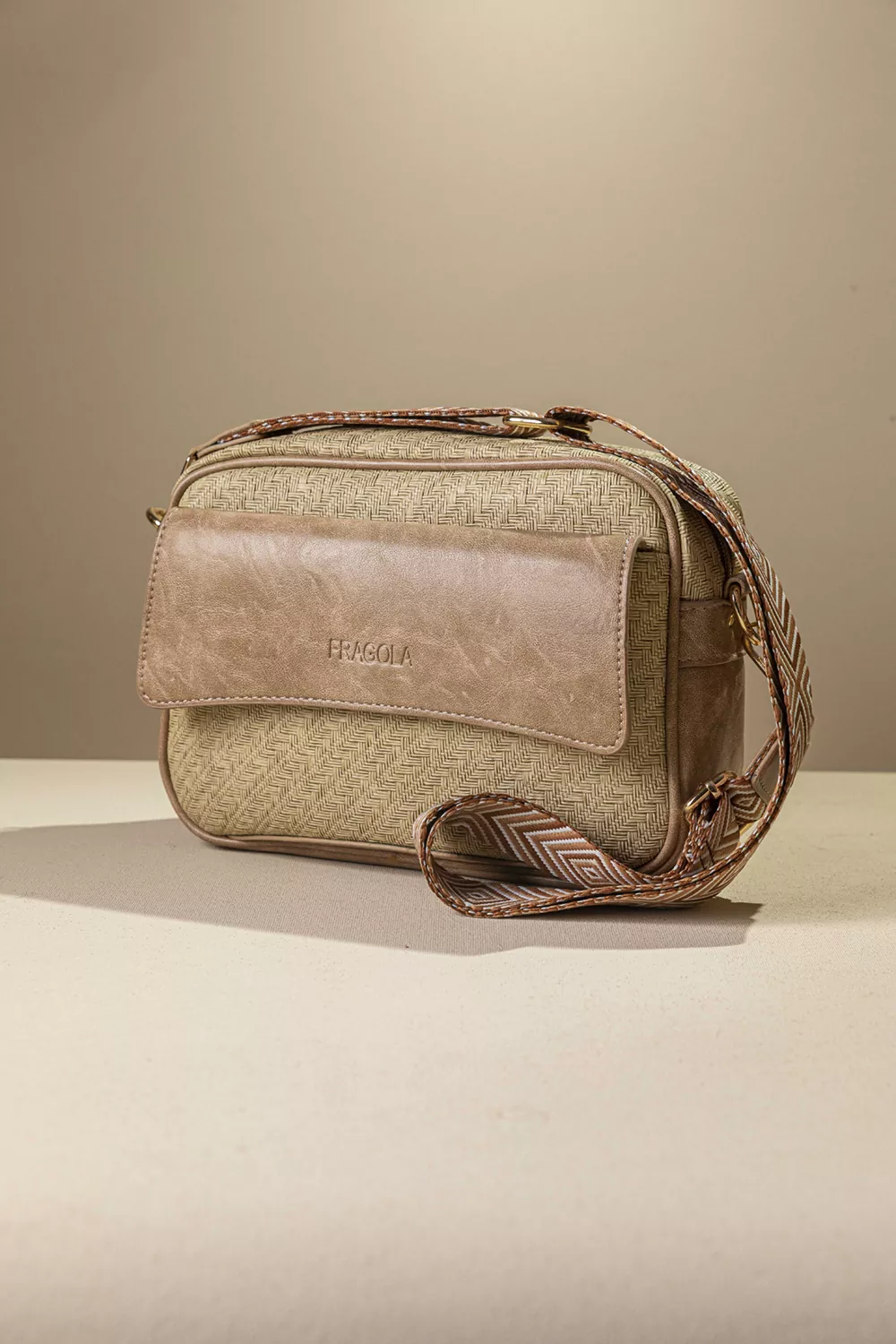 Τσαντα χιαστί με μπροστινή θήκη με καπάκι