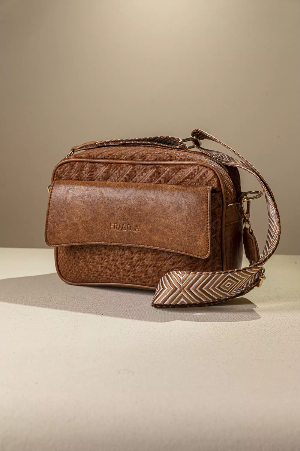 Τσαντα χιαστί με μπροστινή θήκη με καπάκι