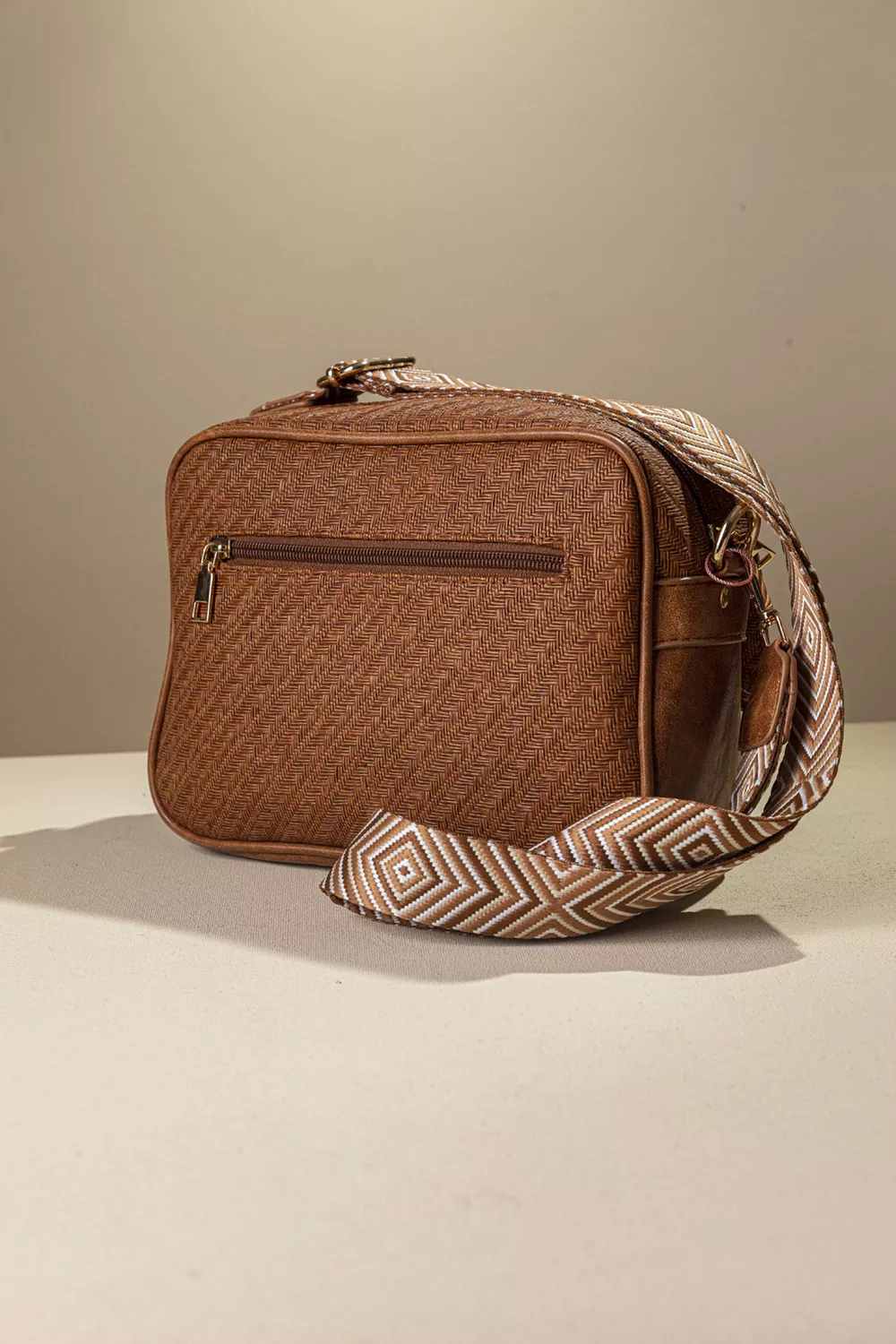 Τσαντα χιαστί με μπροστινή θήκη με καπάκι