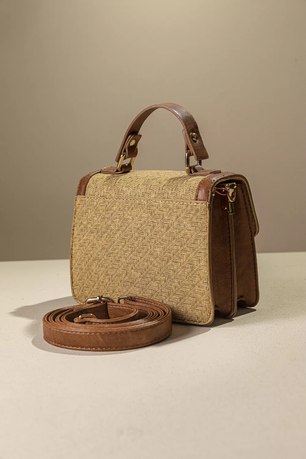 Τσάντα χειρός με υφή ψάθας