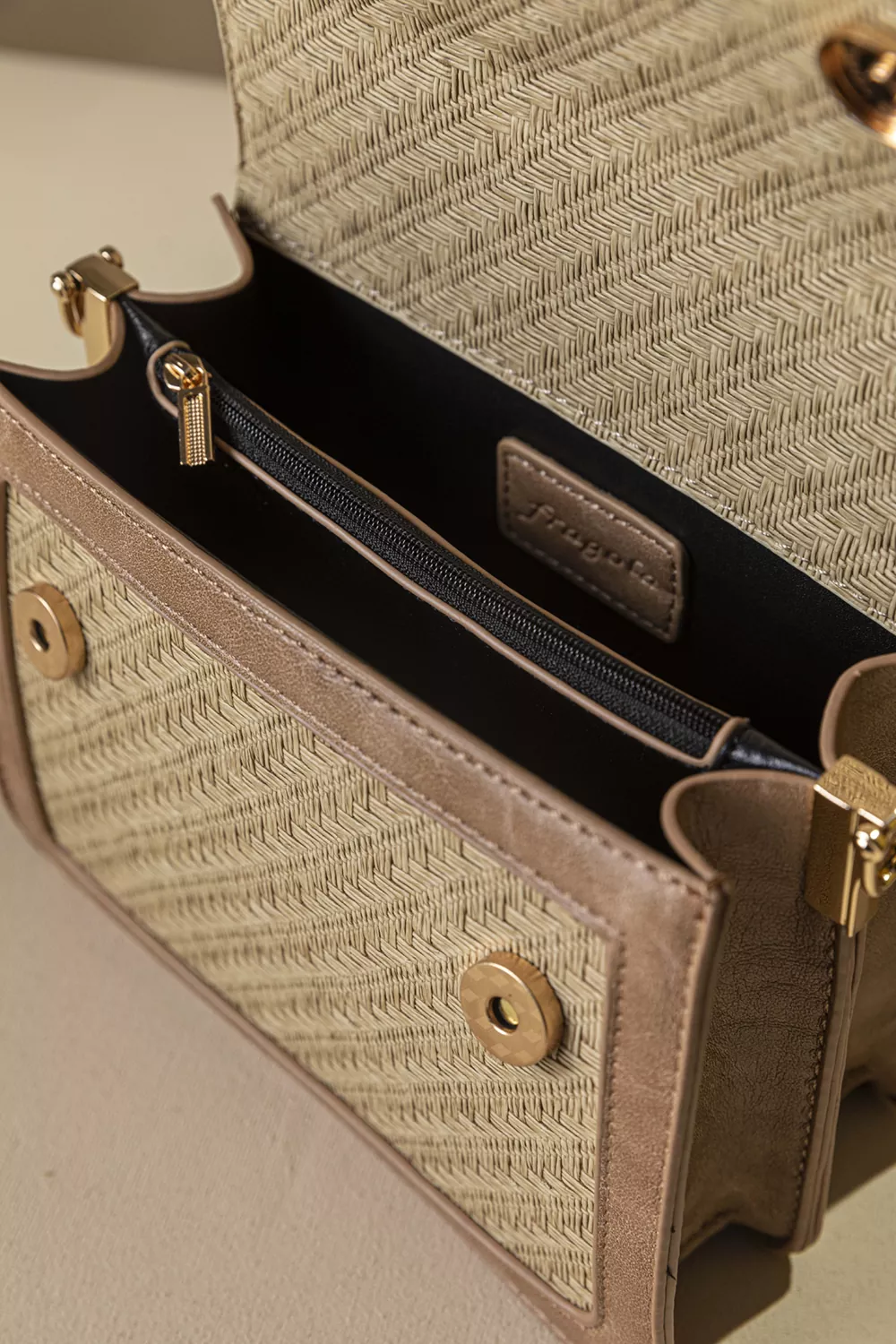 Τσάντα χειρός με υφή ψάθας