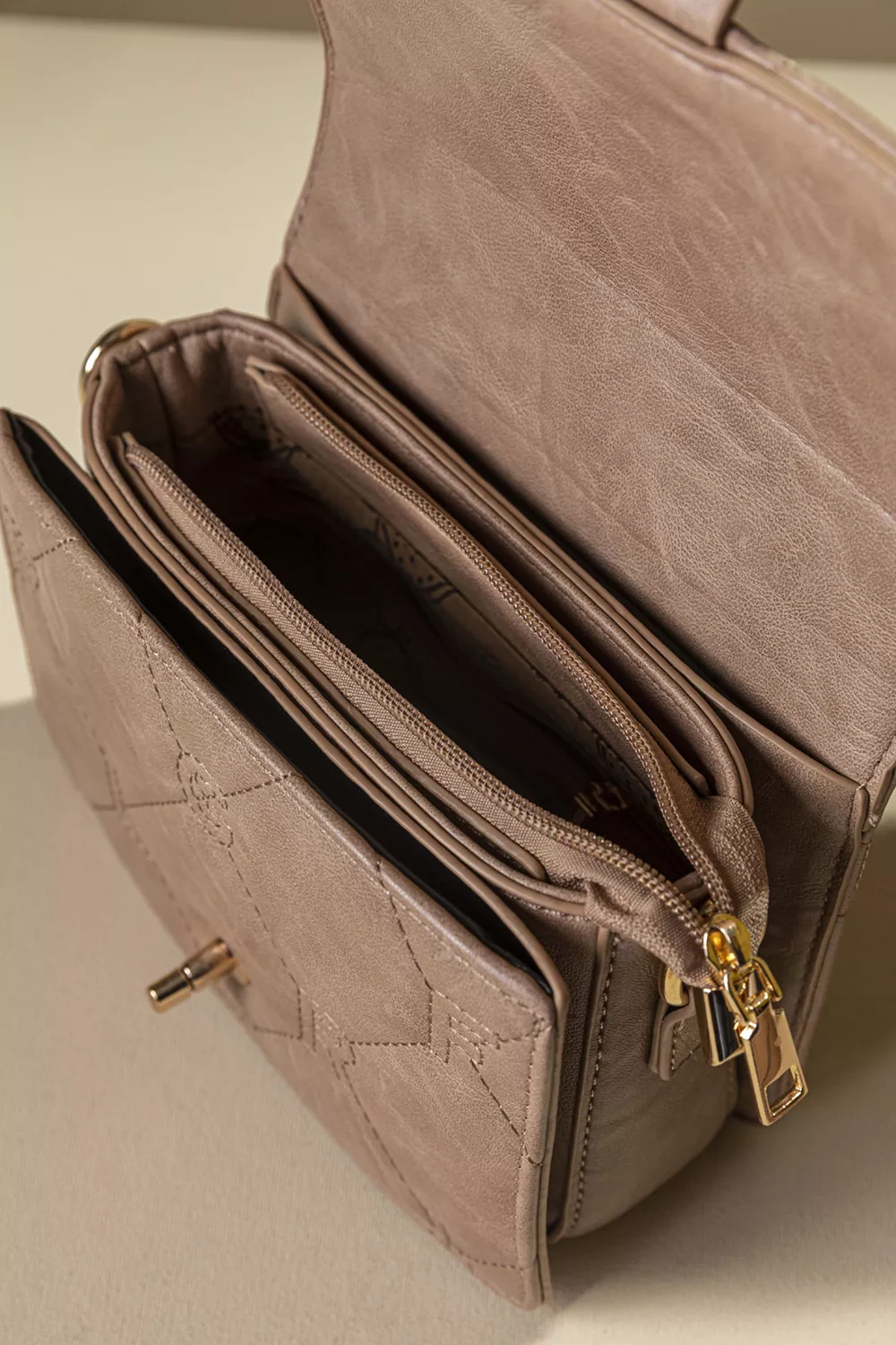 Καπιτονέ τριθέσια τσάντα χειρός