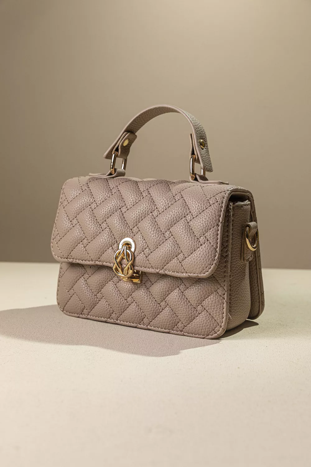 Καπιτονέ τριθέσια τσάντα χειρός