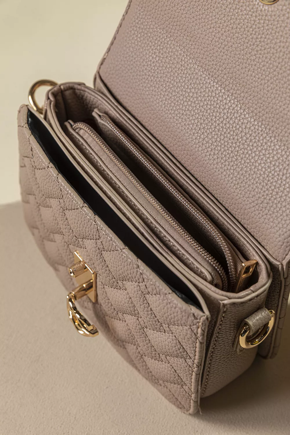 Καπιτονέ τριθέσια τσάντα χειρός