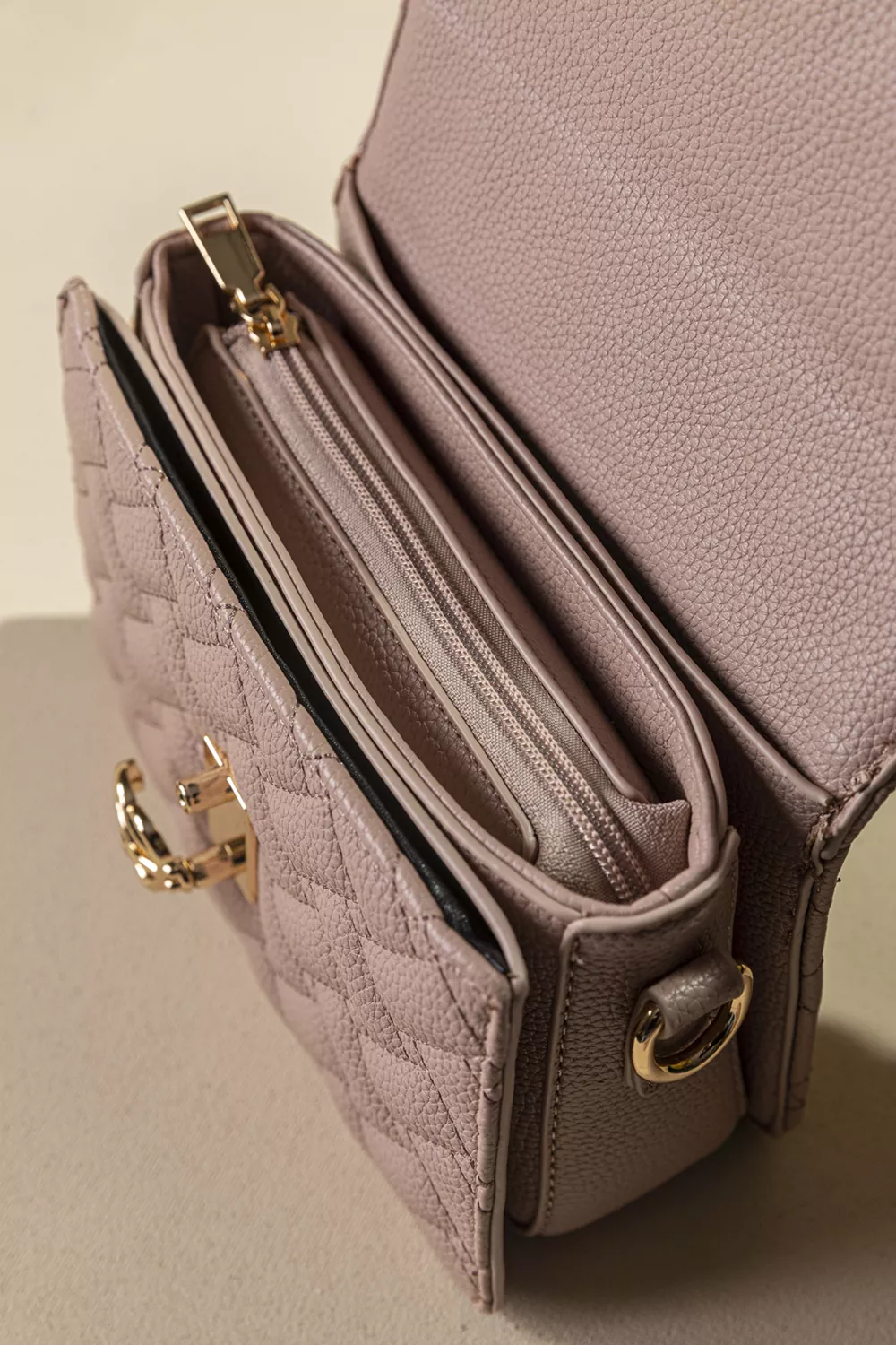 Καπιτονέ τριθέσια τσάντα χειρός