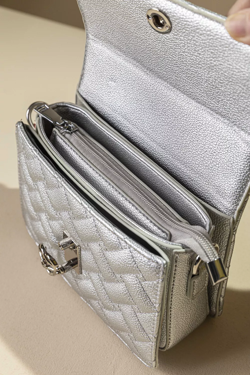 Καπιτονέ τριθέσια τσάντα χειρός