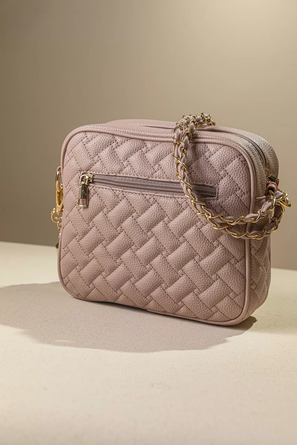 Διαχρονική τσάντα με αλυσίδα