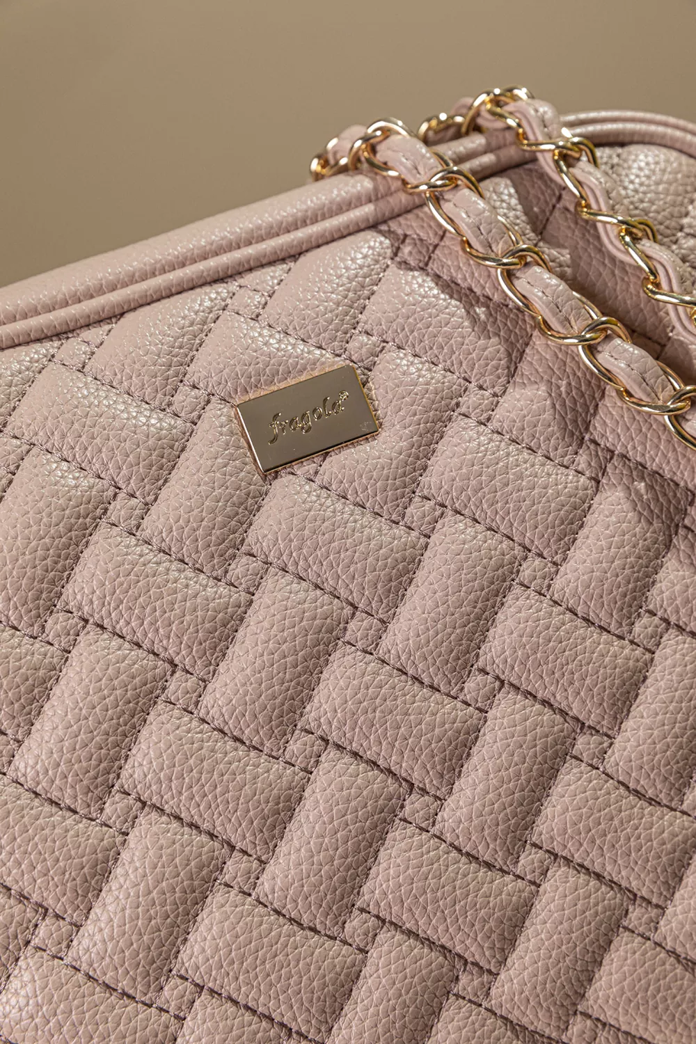 Διαχρονική τσάντα με αλυσίδα