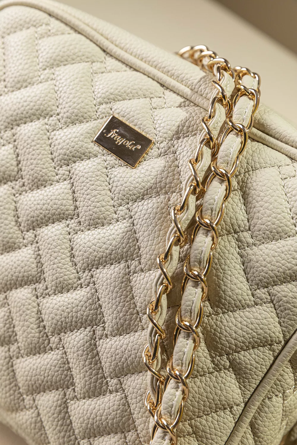 Διαχρονική τσάντα με αλυσίδα