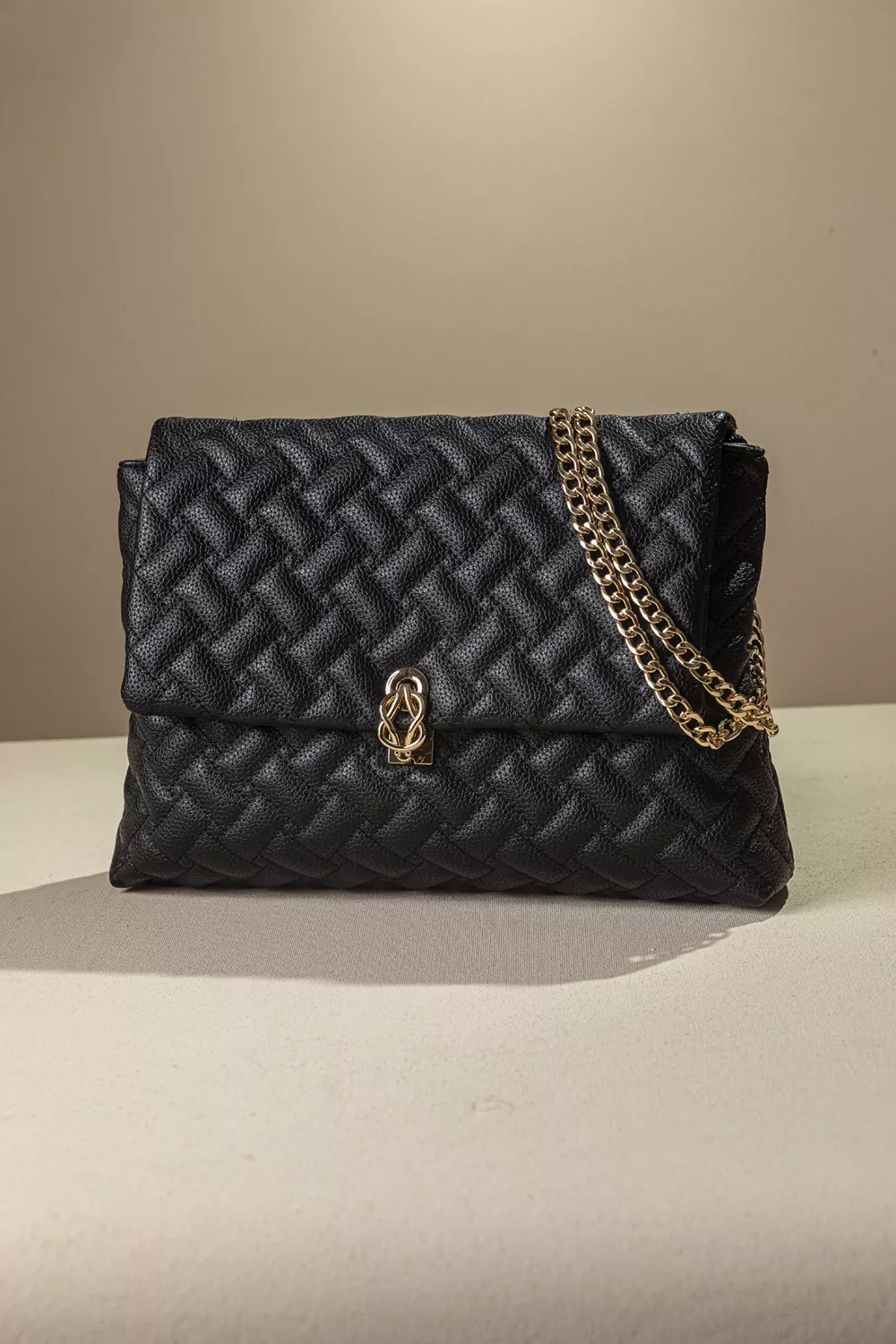 Τσάντα με καπάκι και αλυσίδα