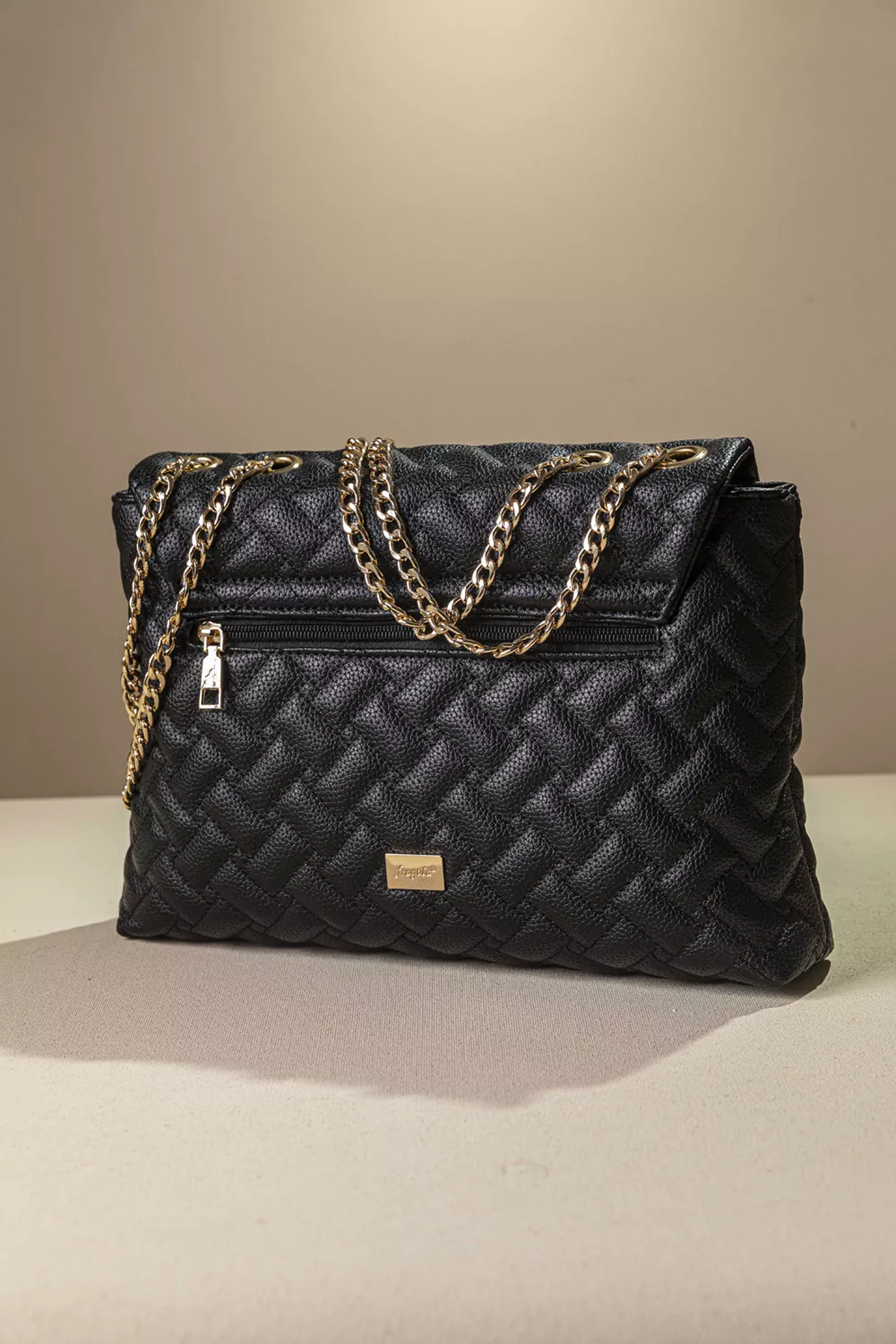 Τσάντα με καπάκι και αλυσίδα