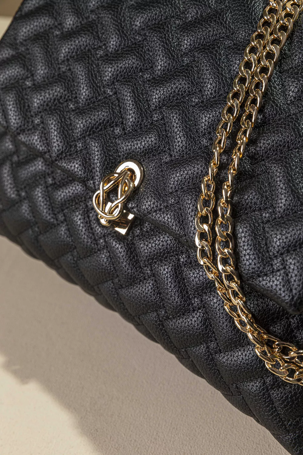 Τσάντα με καπάκι και αλυσίδα