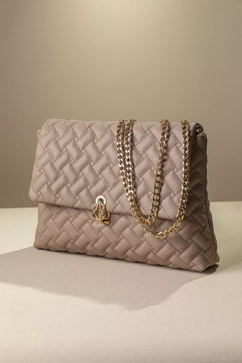 Τσάντα με καπάκι και αλυσίδα