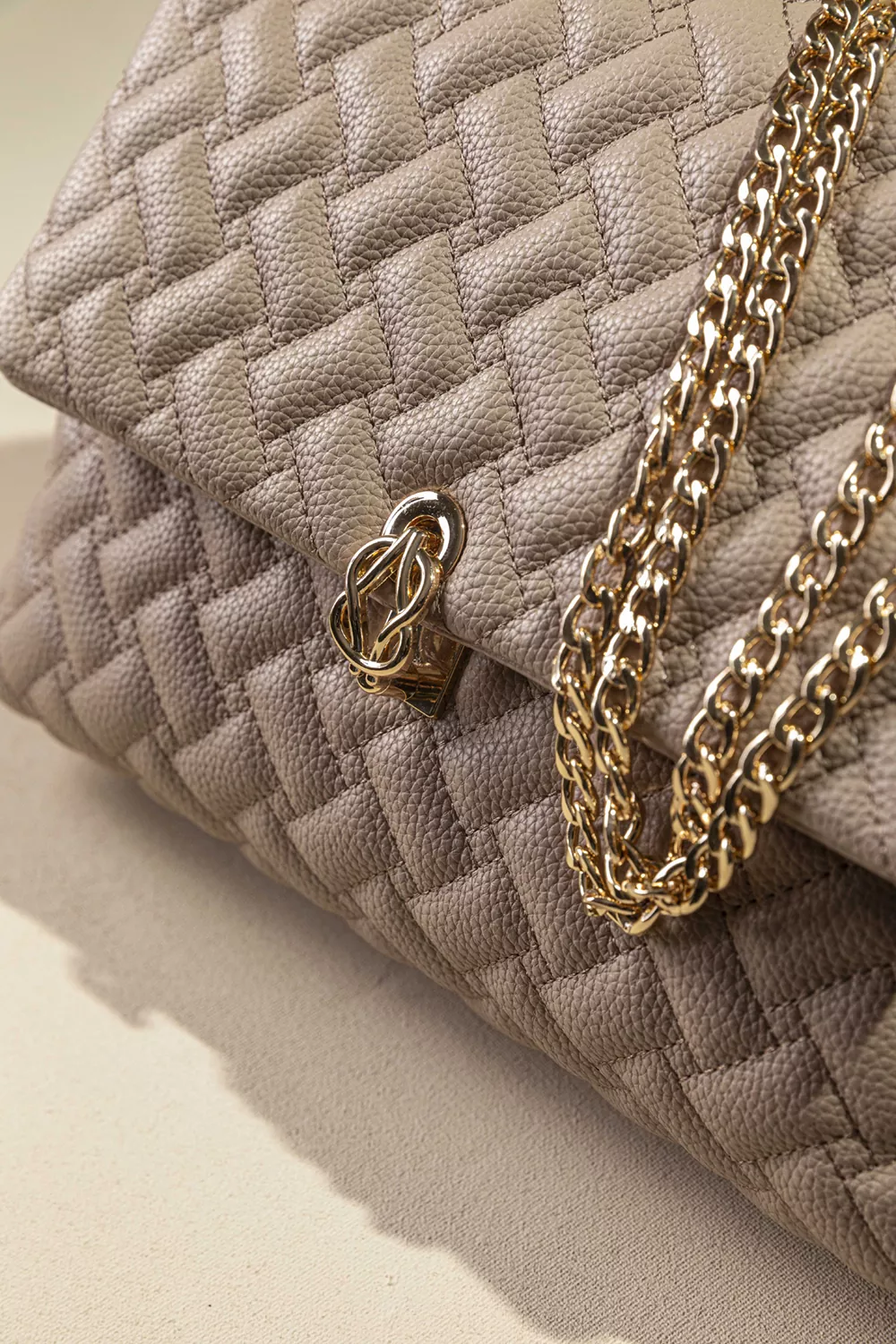 Τσάντα με καπάκι και αλυσίδα