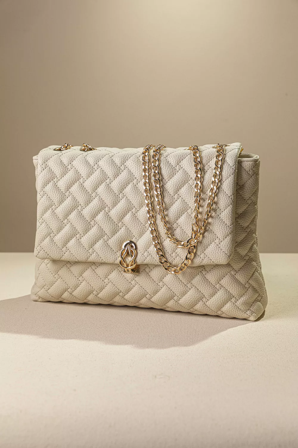 Τσάντα με καπάκι και αλυσίδα