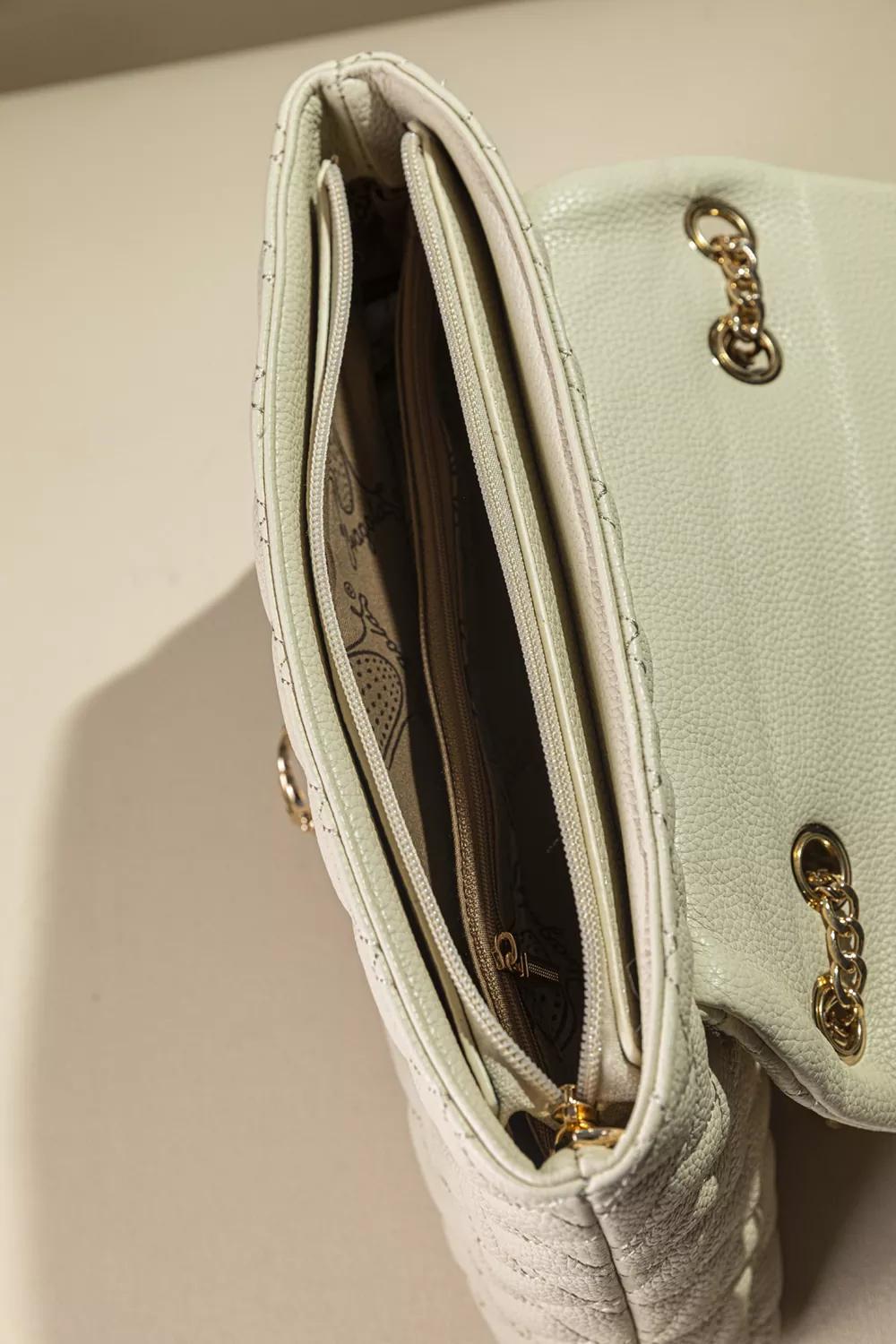 Τσάντα με καπάκι και αλυσίδα