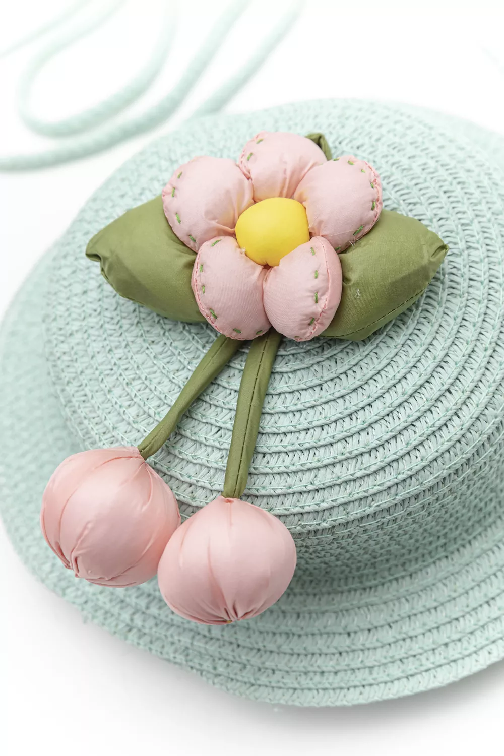 Παιδικό ψάθινο τσαντάκι σε σχήμα καπέλου