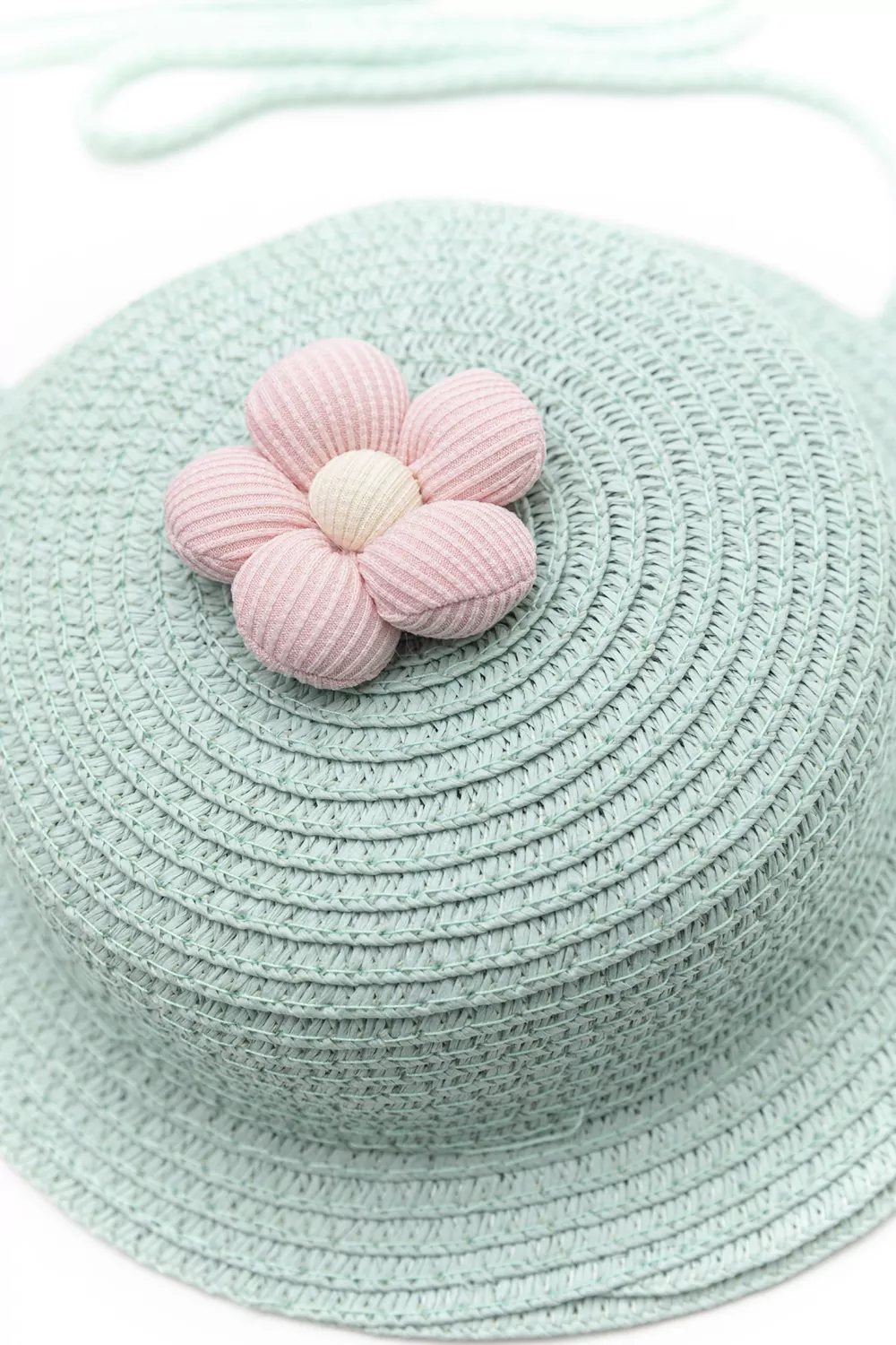 Παιδικό ψάθινο τσαντάκι σε σχήμα καπέλου