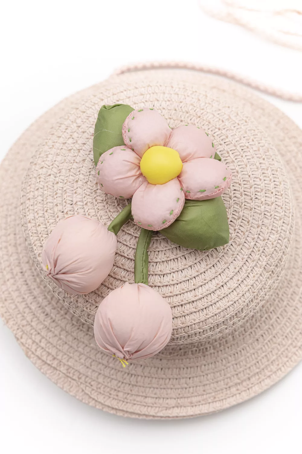 Παιδικό ψάθινο τσαντάκι σε σχήμα καπέλου
