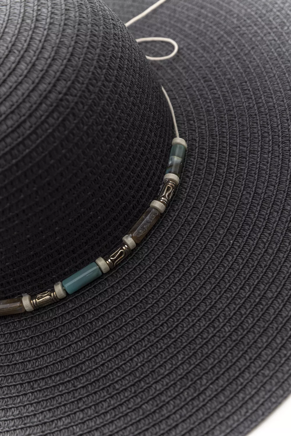 Καπέλο ψάθινο με φαρδύ γείσο και διακοσμητικές χάντρες Καπέλο ψάθινο με φαρδύ γείσο και διακοσμητικές χάντρες