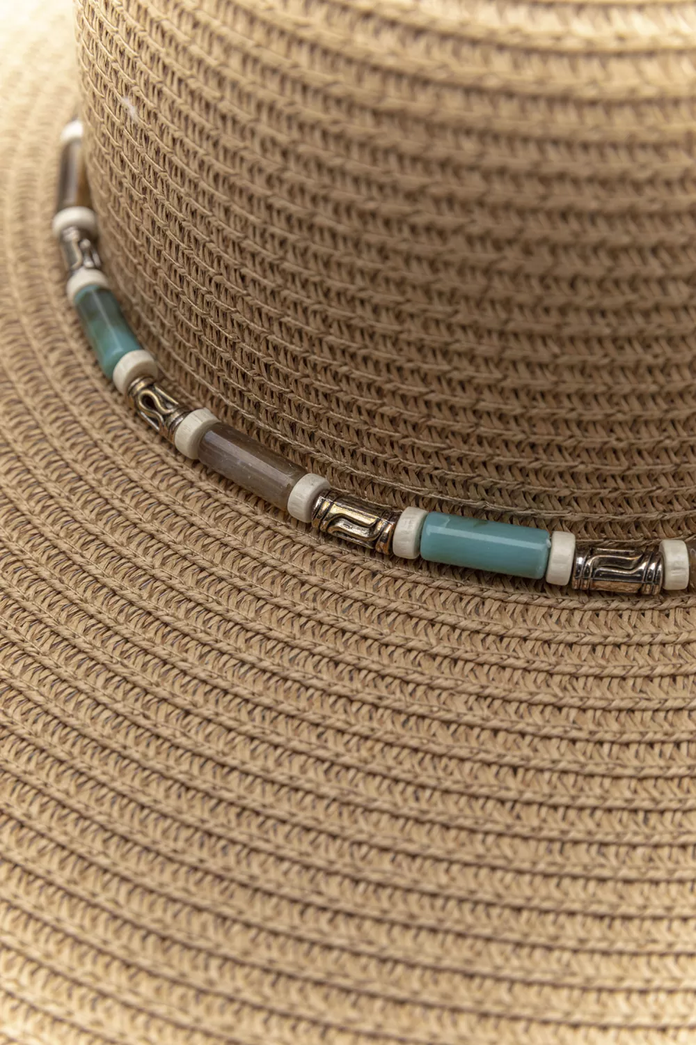 Καπέλο ψάθινο με φαρδύ γείσο και διακοσμητικές χάντρες Καπέλο ψάθινο με φαρδύ γείσο και διακοσμητικές χάντρες