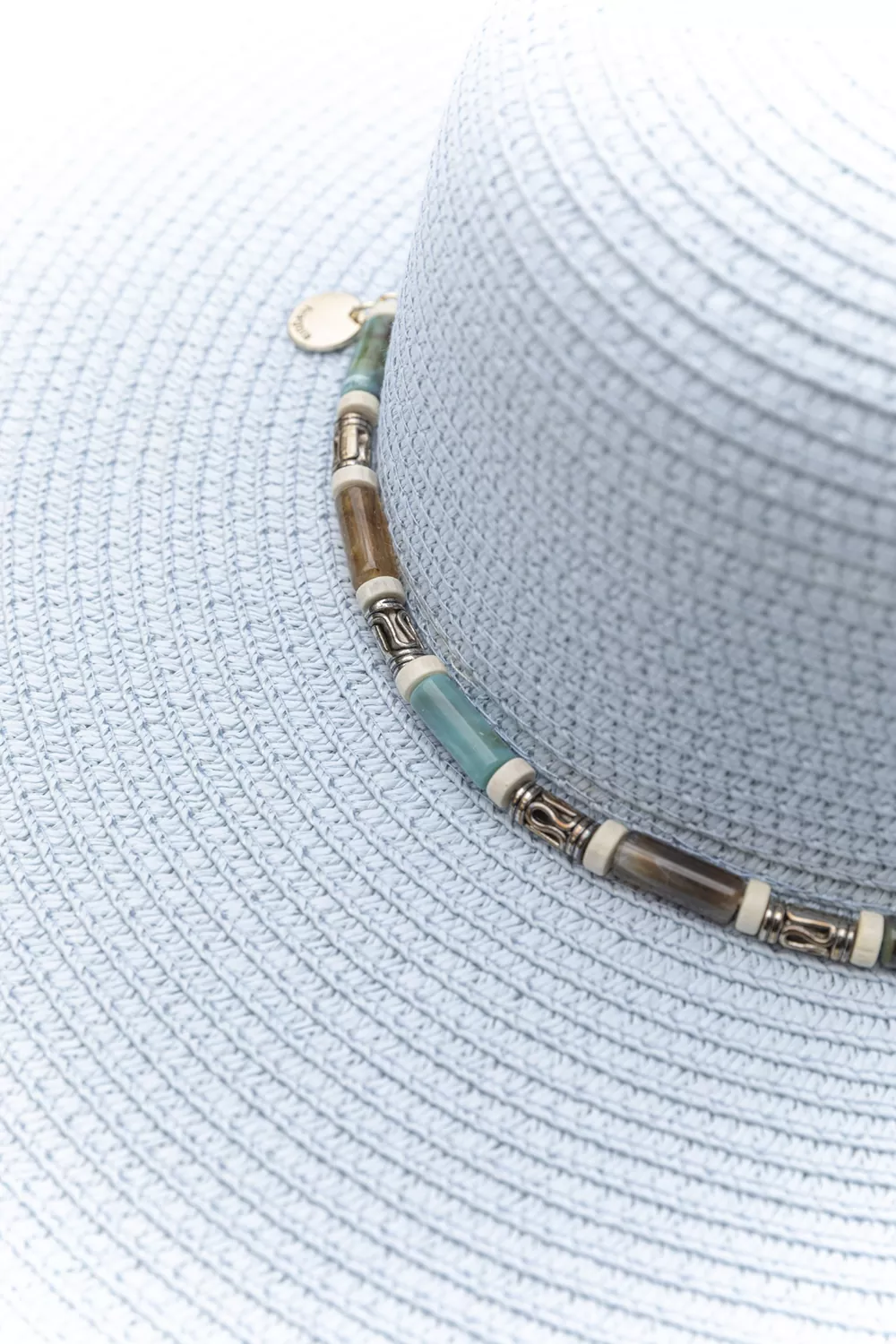 Καπέλο ψάθινο με φαρδύ γείσο και διακοσμητικές χάντρες Καπέλο ψάθινο με φαρδύ γείσο και διακοσμητικές χάντρες