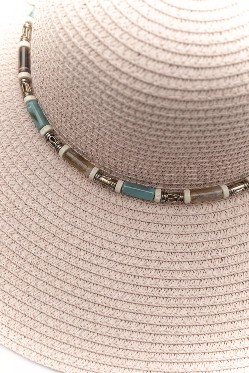 Καπέλο ψάθινο με φαρδύ γείσο και διακοσμητικές χάντρες Καπέλο ψάθινο με φαρδύ γείσο και διακοσμητικές χάντρες