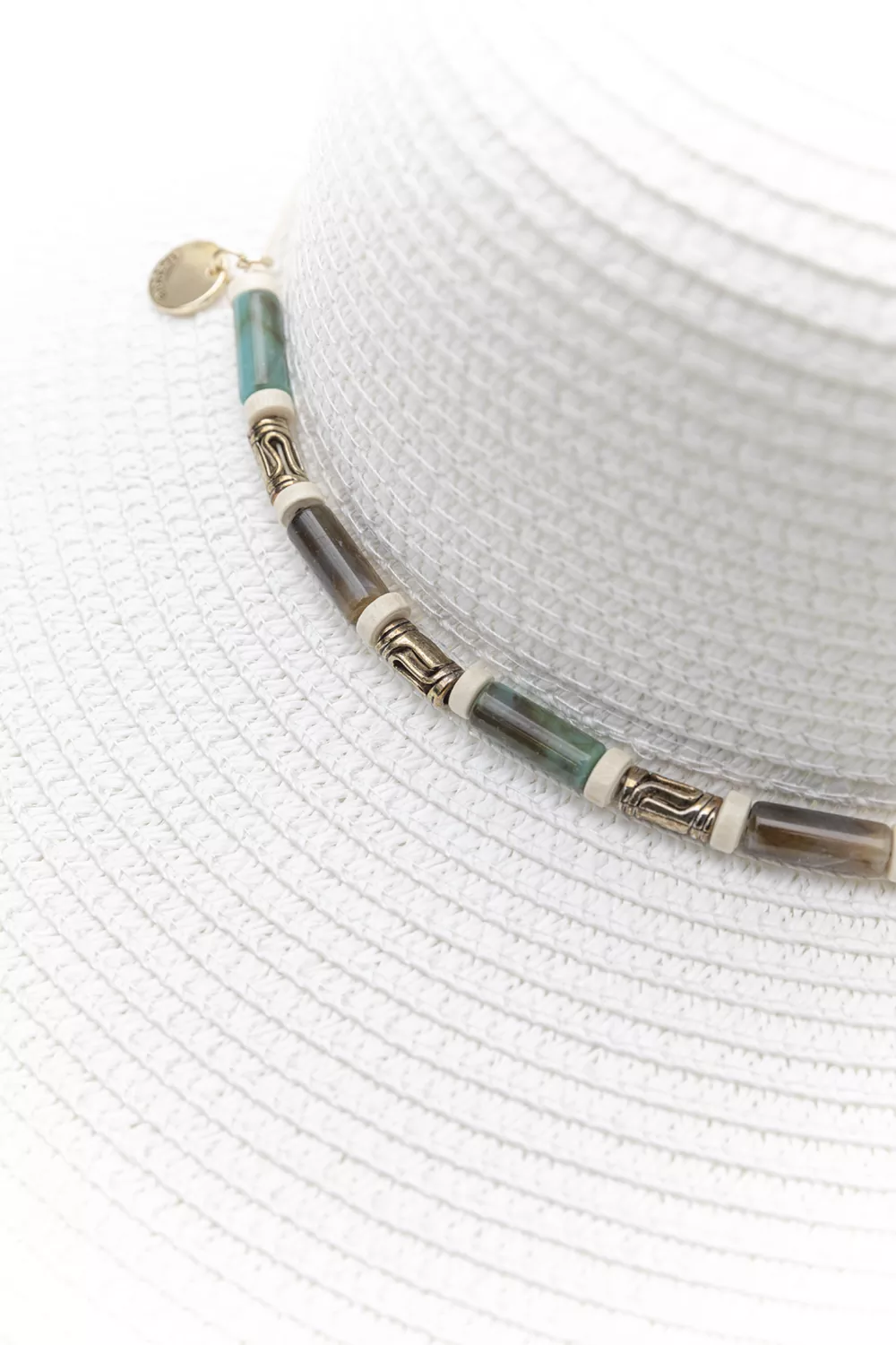 Καπέλο ψάθινο με φαρδύ γείσο και διακοσμητικές χάντρες Καπέλο ψάθινο με φαρδύ γείσο και διακοσμητικές χάντρες