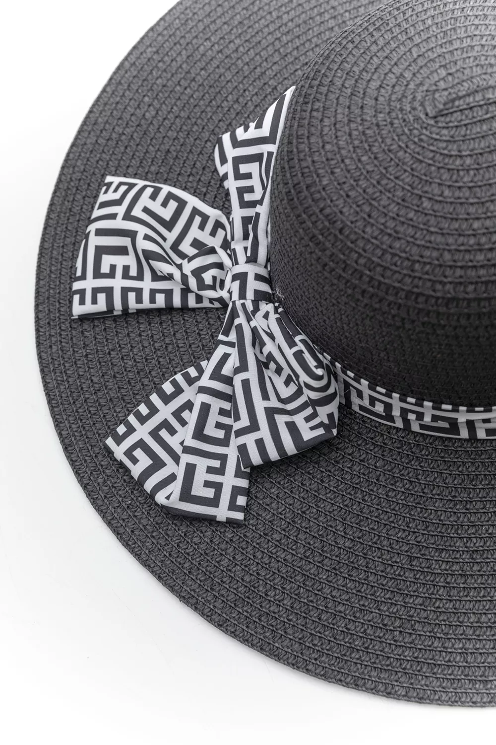 Γυναικείο ψάθινο καπέλο με διακοσμητική κορδέλα Γυναικείο ψάθινο καπέλο με διακοσμητική κορδέλα