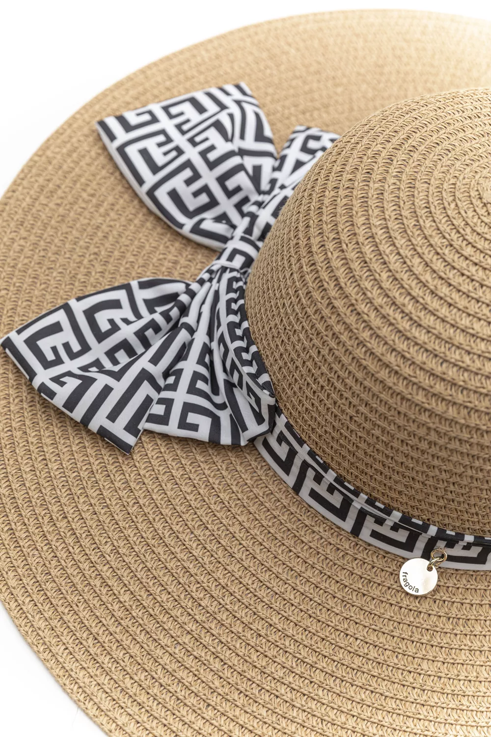 Γυναικείο ψάθινο καπέλο με διακοσμητική κορδέλα Γυναικείο ψάθινο καπέλο με διακοσμητική κορδέλα