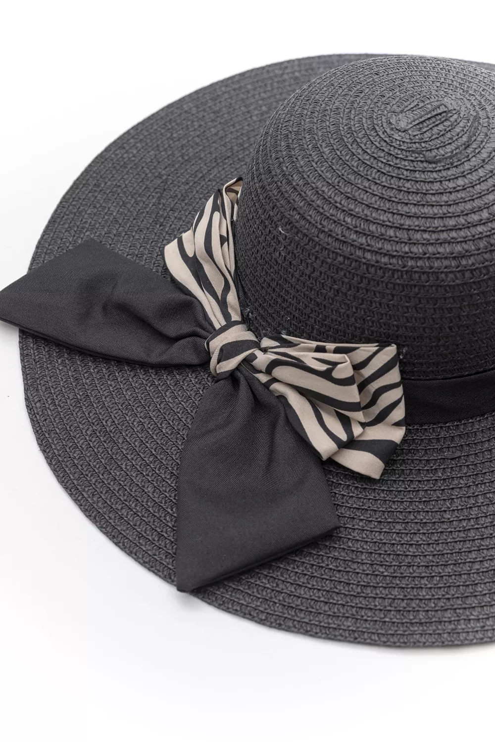 Ψάθινο καπέλο με διακοσμητική κορδέλα Ψάθινο καπέλο με διακοσμητική κορδέλα