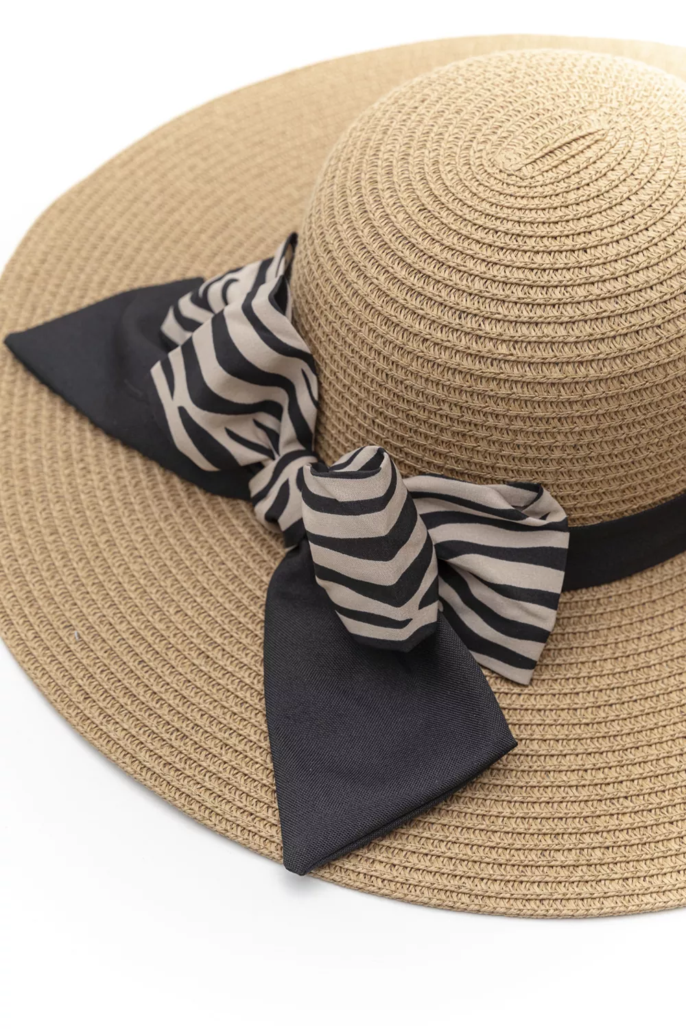 Ψάθινο καπέλο με διακοσμητική κορδέλα Ψάθινο καπέλο με διακοσμητική κορδέλα