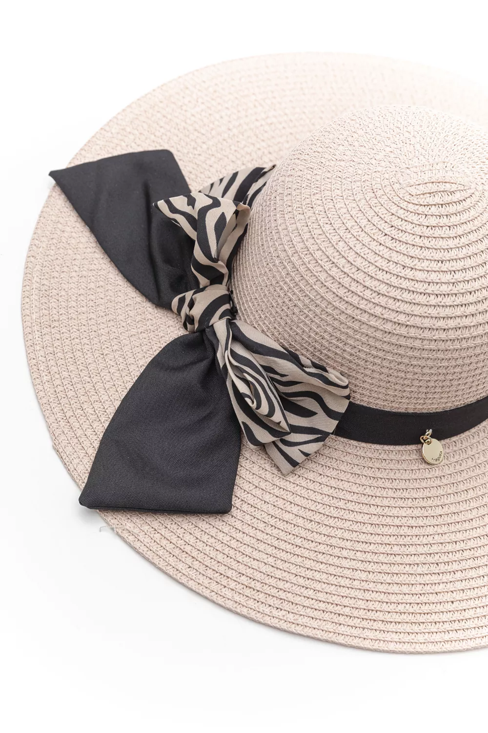 Ψάθινο καπέλο με διακοσμητική κορδέλα Ψάθινο καπέλο με διακοσμητική κορδέλα