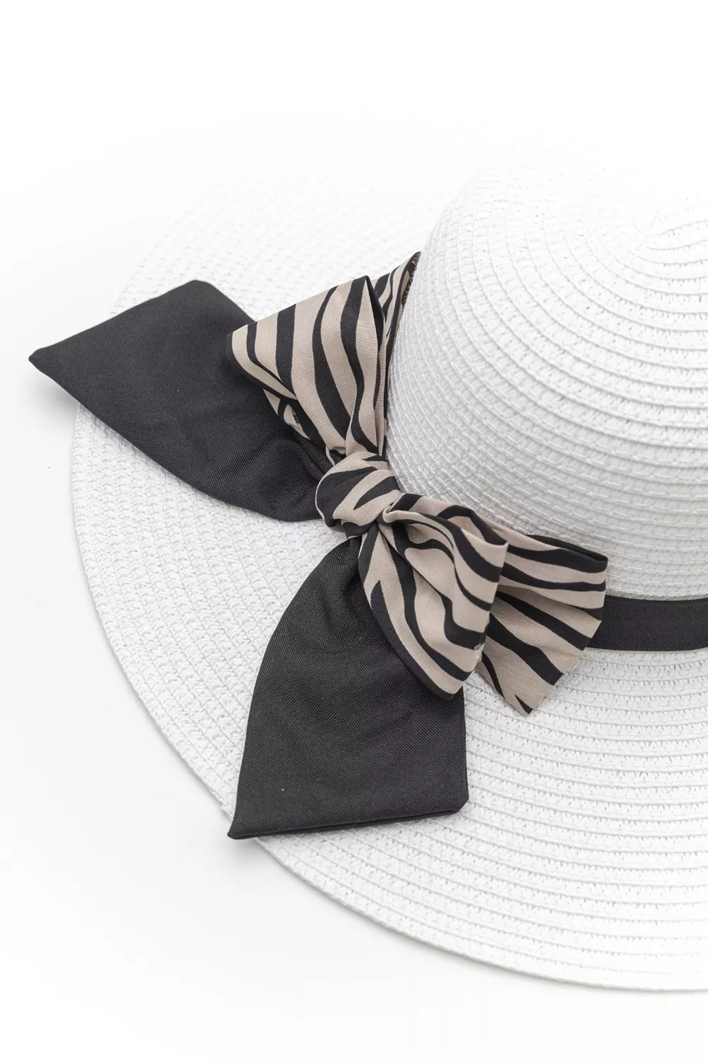 Ψάθινο καπέλο με διακοσμητική κορδέλα Ψάθινο καπέλο με διακοσμητική κορδέλα