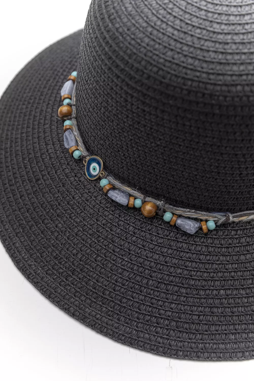 Γυναικείο ψάθινο καπέλο με διακοσμητικές χάντρες Γυναικείο ψάθινο καπέλο με διακοσμητικές χάντρες