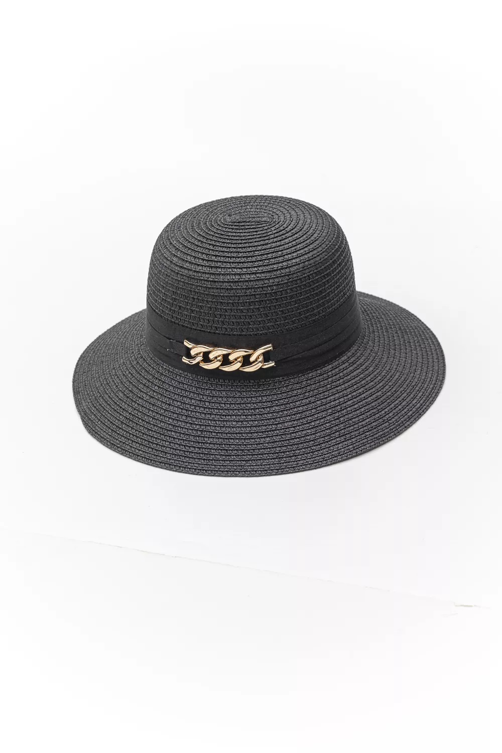 Γυναικείο ψάθινο καπέλο με διακοσμητική αλυσίδα Γυναικείο ψάθινο καπέλο με διακοσμητική αλυσίδα