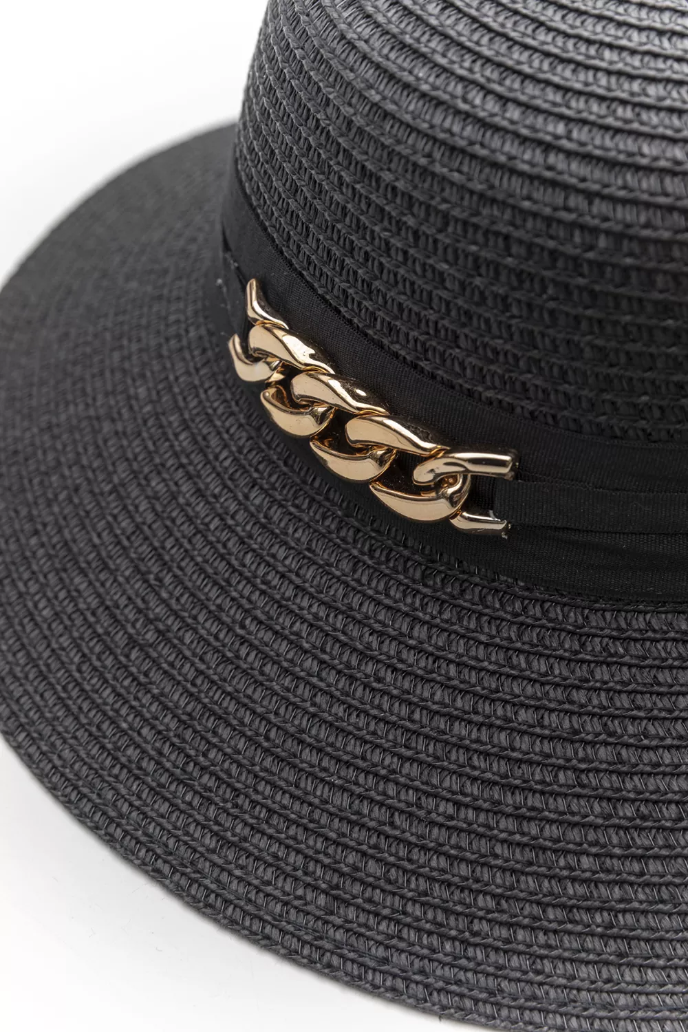 Γυναικείο ψάθινο καπέλο με διακοσμητική αλυσίδα Γυναικείο ψάθινο καπέλο με διακοσμητική αλυσίδα