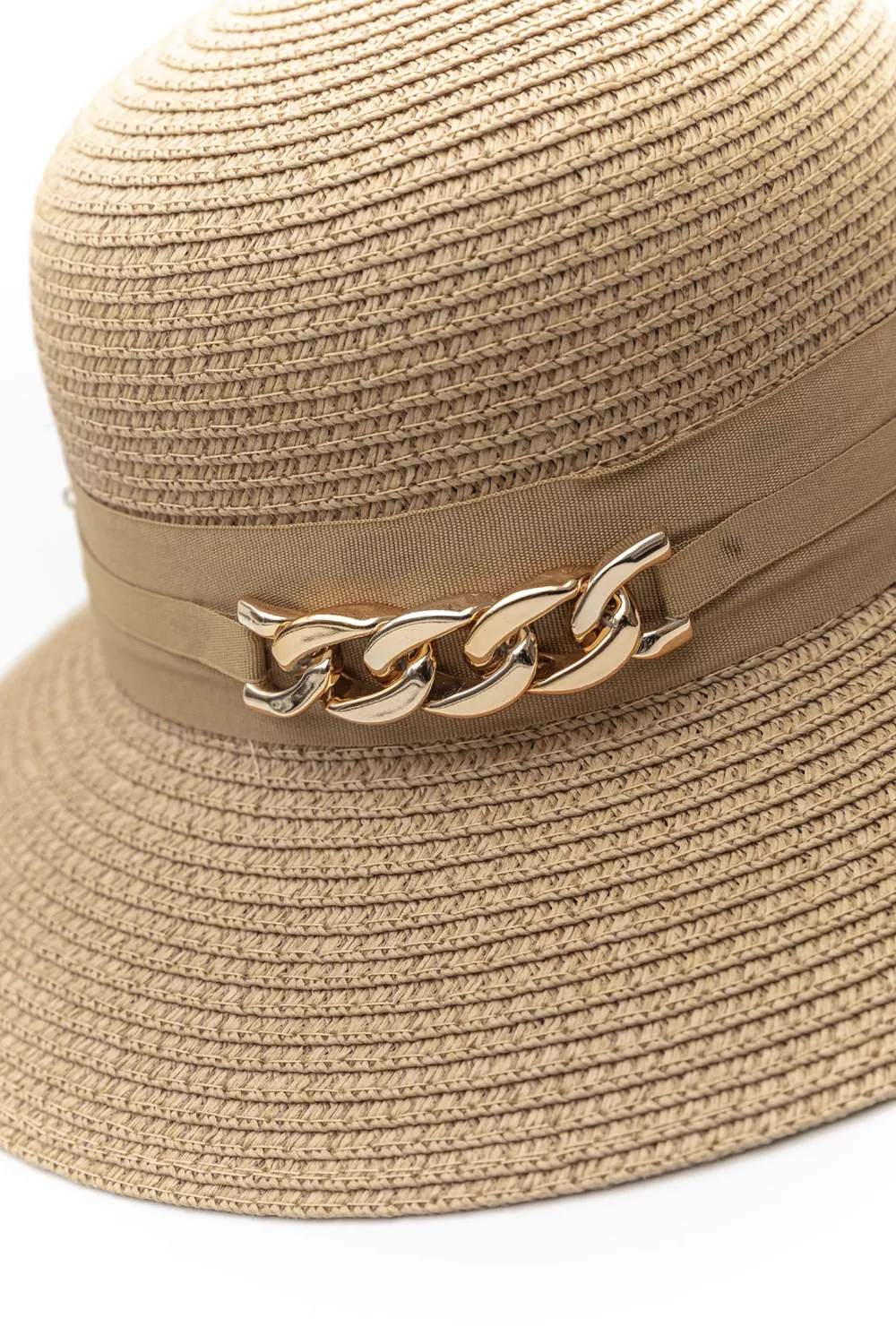 Γυναικείο ψάθινο καπέλο με διακοσμητική αλυσίδα Γυναικείο ψάθινο καπέλο με διακοσμητική αλυσίδα