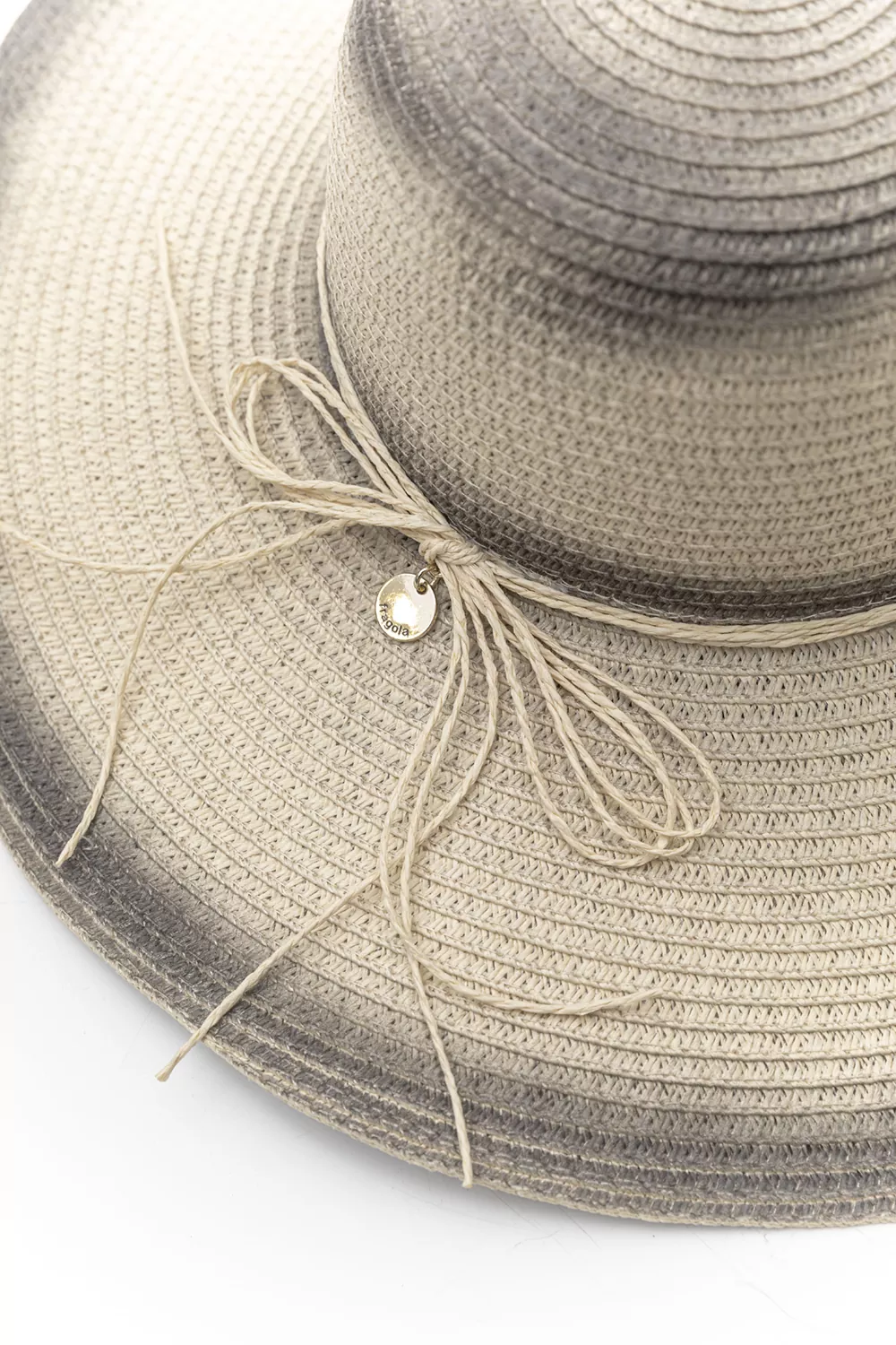 Γυναικείο ψάθινο καπέλο με διακοσμητική αλυσίδα Γυναικείο ψάθινο καπέλο με διακοσμητική αλυσίδα