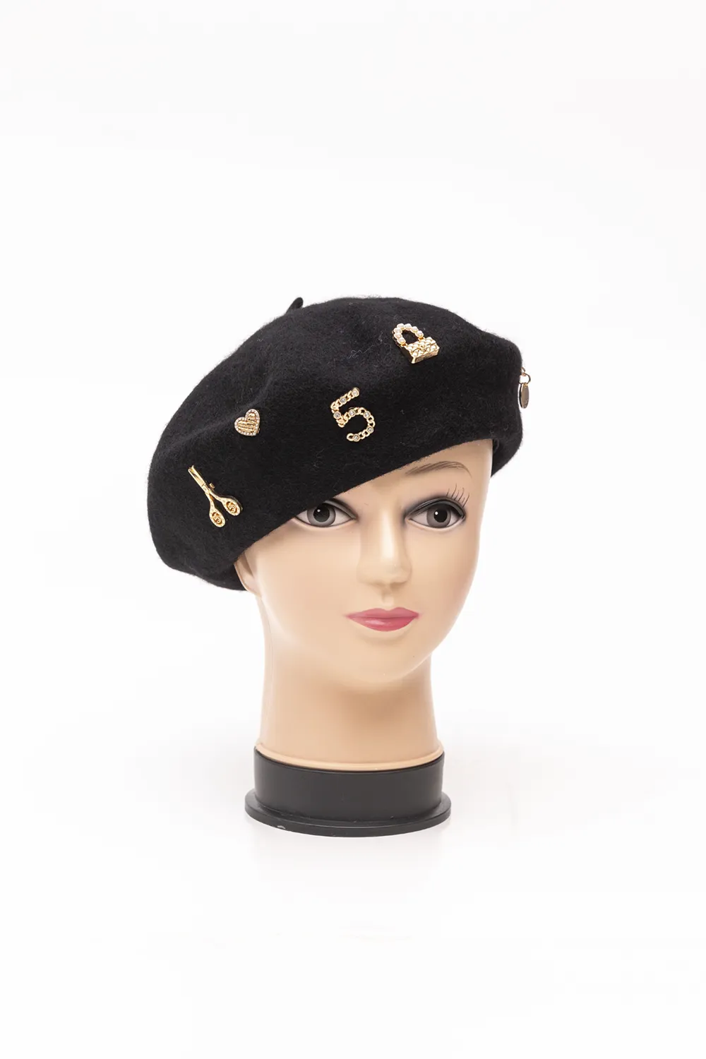 Γυναικείο μπερέ με διακοσμητικά μεταλλικά στοιχεία Γυναικείο μπερέ με διακοσμητικά μεταλλικά στοιχεία