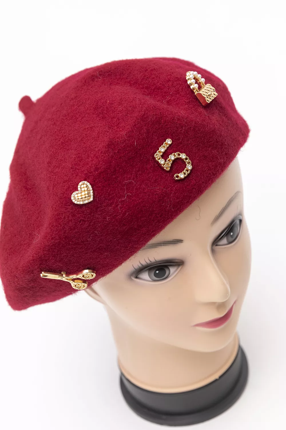 Γυναικείο μπερέ με διακοσμητικά μεταλλικά στοιχεία Γυναικείο μπερέ με διακοσμητικά μεταλλικά στοιχεία