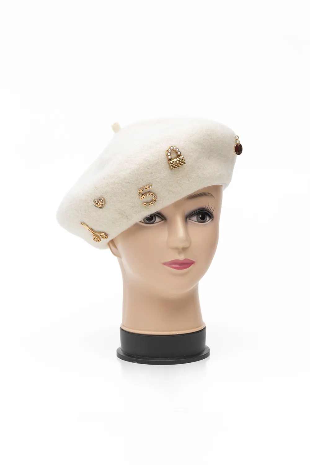 Γυναικείο μπερέ με διακοσμητικά μεταλλικά στοιχεία Γυναικείο μπερέ με διακοσμητικά μεταλλικά στοιχεία