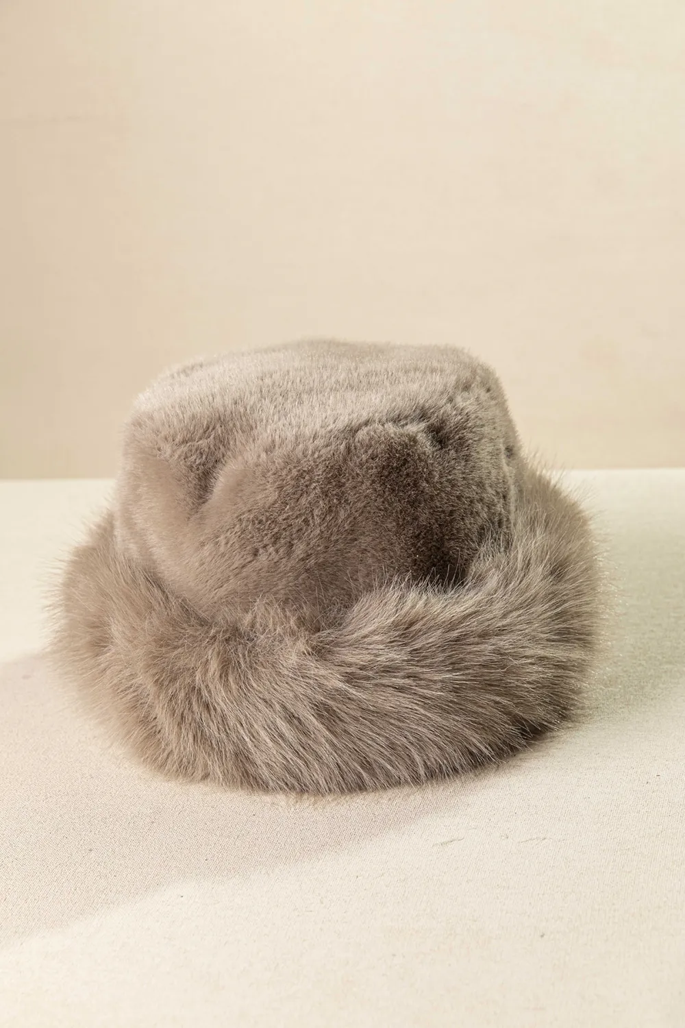 Γυναικείο καπέλο από ακρυλική γούνα Γυναικείο καπέλο από ακρυλική γούνα