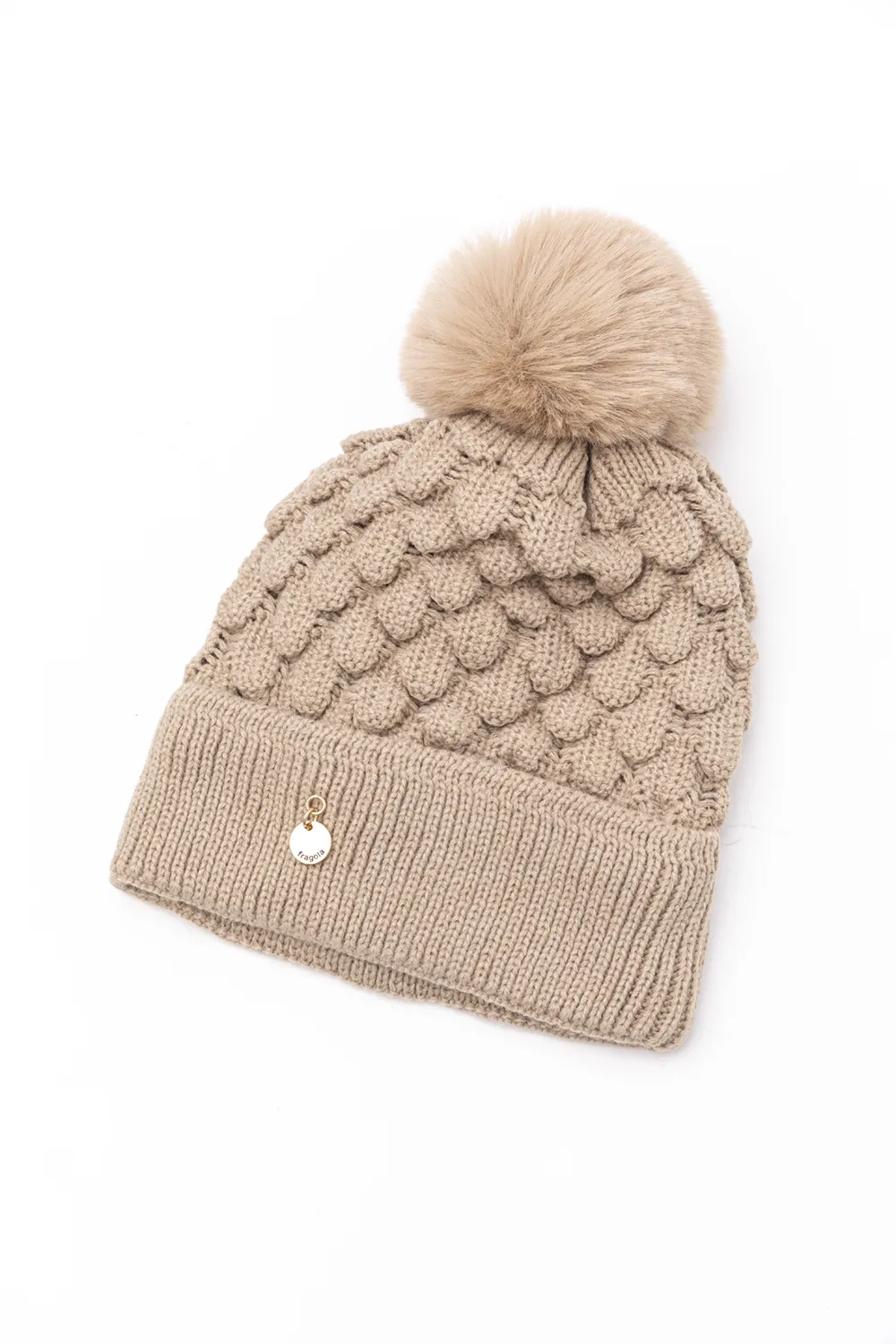 Γυναικείος σκούφος με εντυπωσιακή πλέξη