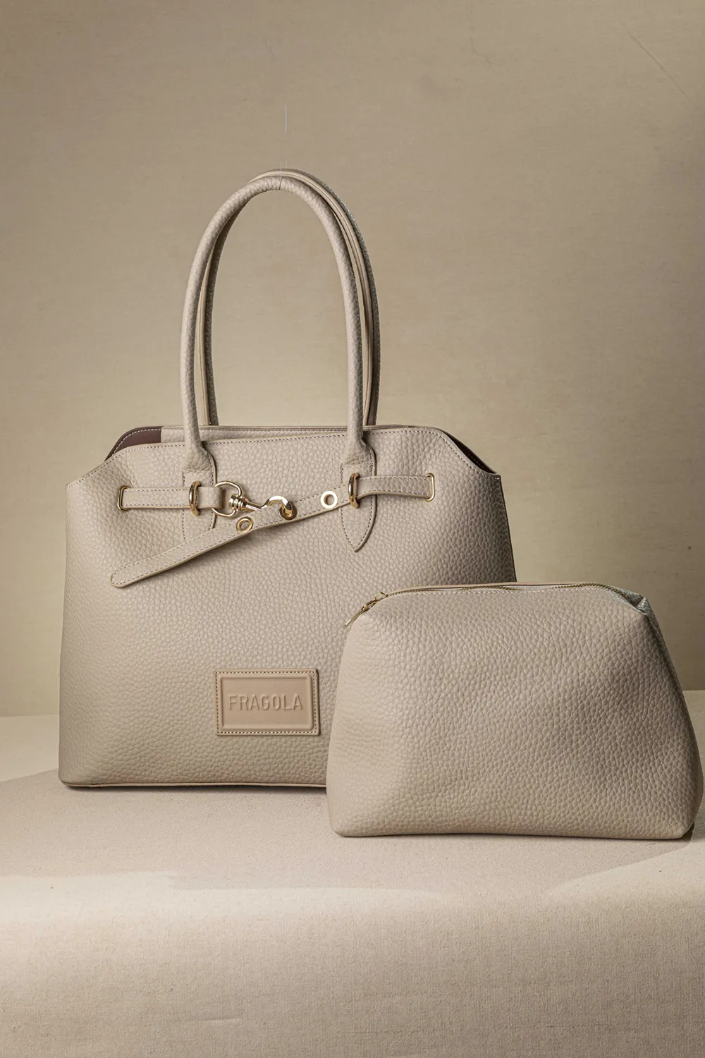 Μεγάλη τσάντα ώμου με εντυπωσιακό μεταλλικό κούμπωμα