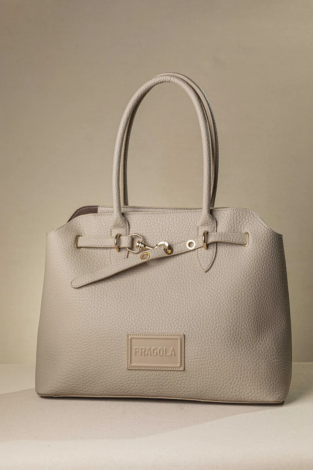 Μεγάλη τσάντα ώμου με εντυπωσιακό μεταλλικό κούμπωμα